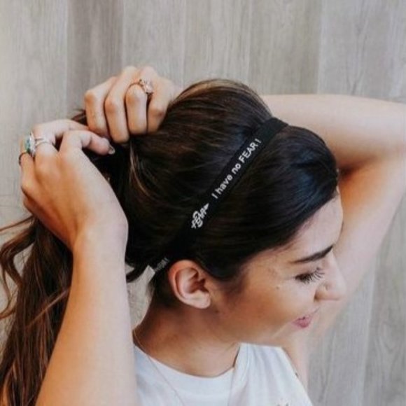 Women’s Fear0 1x Black & 1x White Workout Headband Pack - Picture 8 of 8